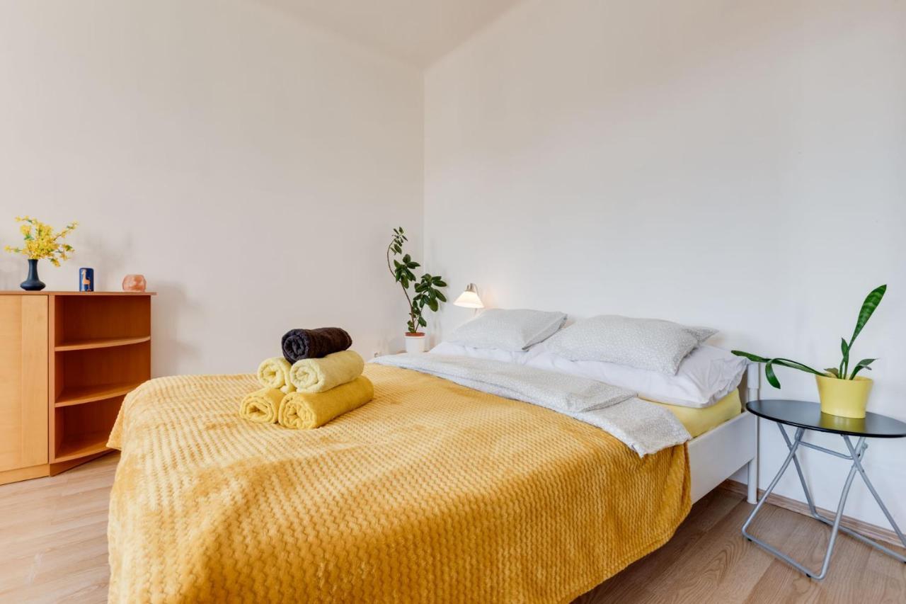 Sunshine Apartment Near The City Center Prag Exterior foto