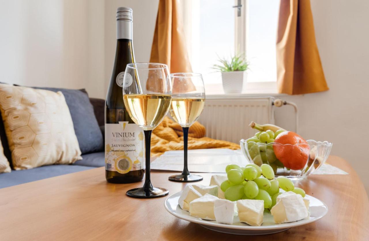 Sunshine Apartment Near The City Center Prag Exterior foto